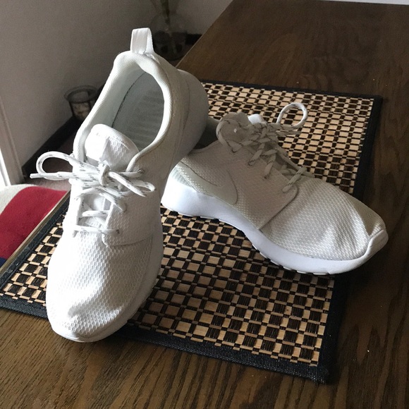 Nike Shoes - White Nike Roshes